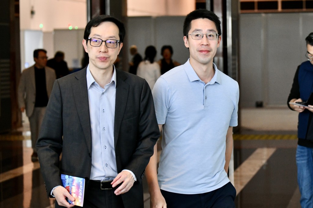 郭基煇(右)希望新一屆立法會能夠與市民一同前行。 郭基煇(右)希望新一屆立法會能夠與市民一同前行。