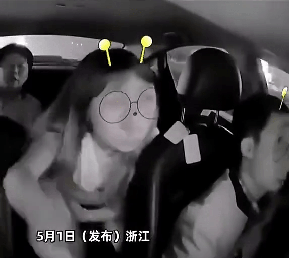 野蛮女客为送朋友要求临时改路，网约车司机要先改订单，拒绝后强扭軚盘。