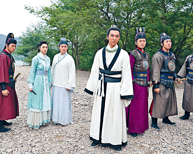胡定欣（左二）曾演出TVB劇《包青天再起風雲》。