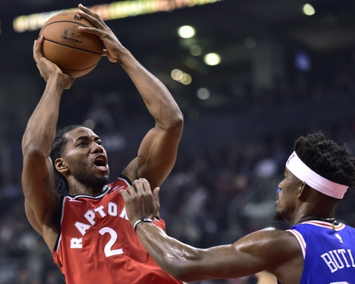 李安纳(左)在占美拔拿面前投射。AP