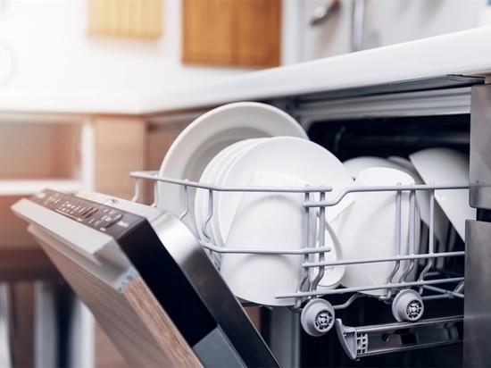 洗碗机之所以会大受欢迎，除了令家庭「和谐」、彻底清洁餐具，更可节约能源，洗碗机用水量仅有手洗的一半！（互联网图片）