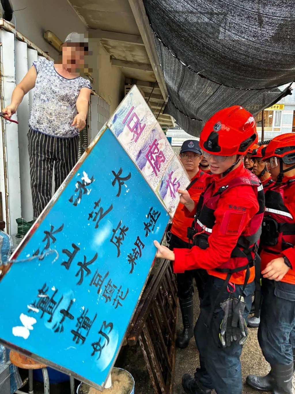 民安隊派員到大澳巡邏,協助居民防風防汛。FB:民安隊 民安隊派員到大澳巡邏,協助居民防風防汛。FB:民安隊