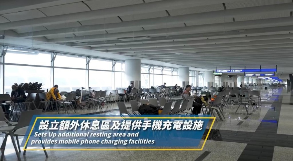 客運大樓內增設額外休息區，配備座椅及手機充電設施。