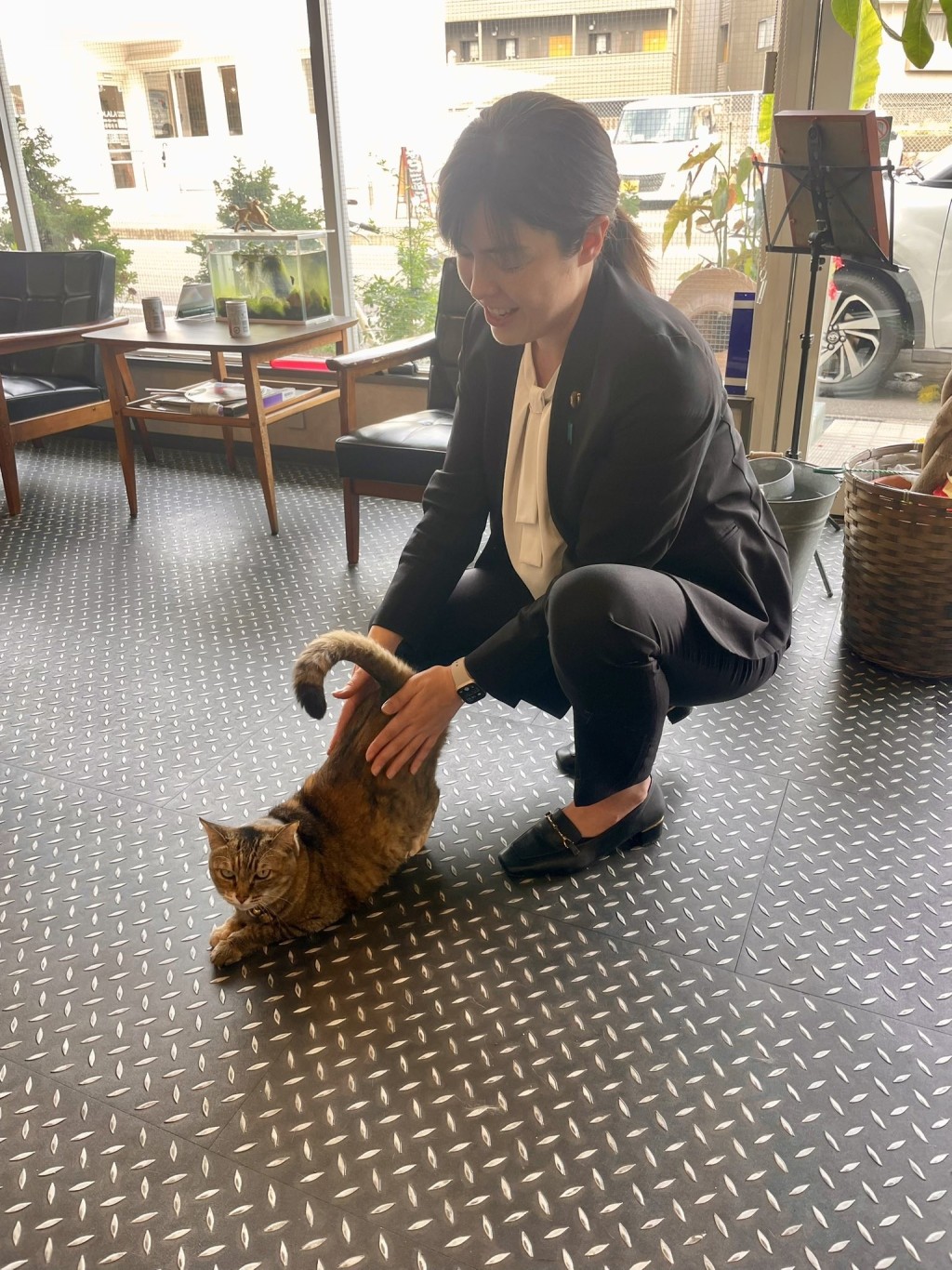 日大臣小野田紀美以行事爽朗表情多見稱。Ｘ