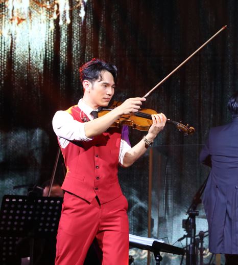 梓軒表演小提琴。
