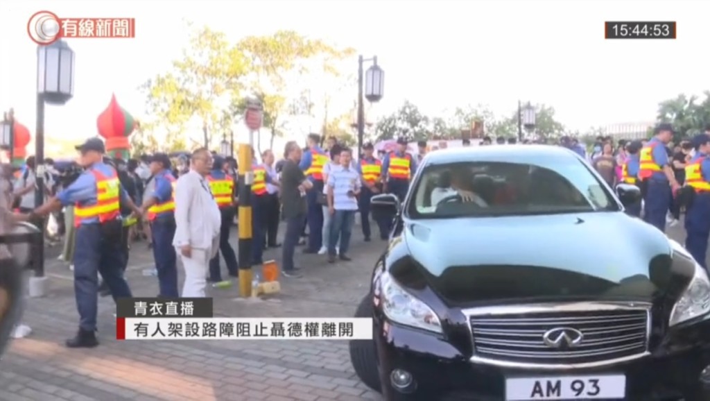示威者包圍聶德權汽車阻止離開。有線截圖