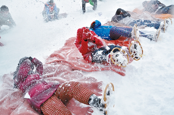 冬日來到青森縣津輕地區,可披起斗篷及穿上「「大腳八」,一嘗被地吹雪拍打的狂野滋味。