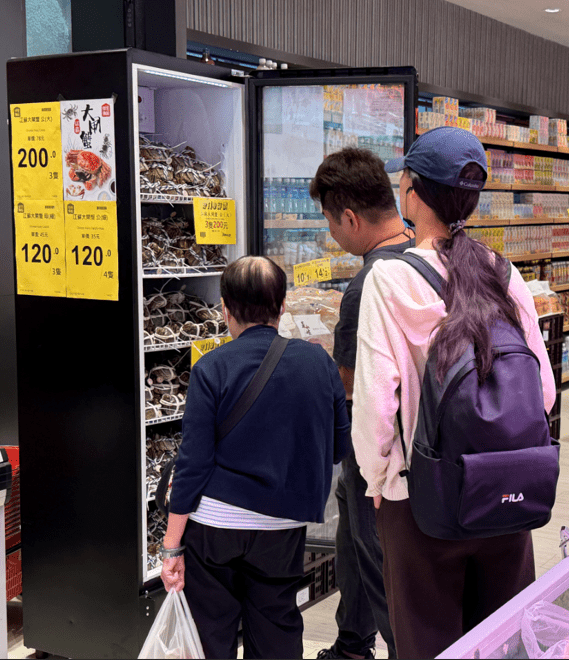 香港市民排隊搶購京東佳寶大閘蟹。 香港市民排隊搶購京東佳寶大閘蟹。