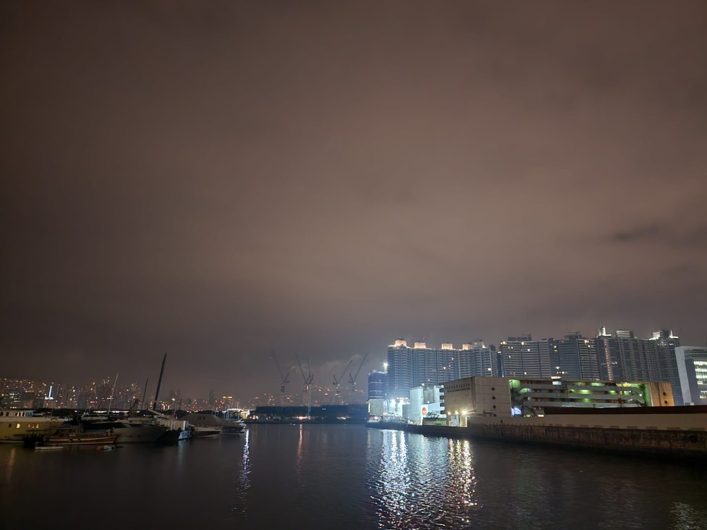 本港地區今日(14日)大致多雲，初時有一兩陣微雨。黎志偉攝