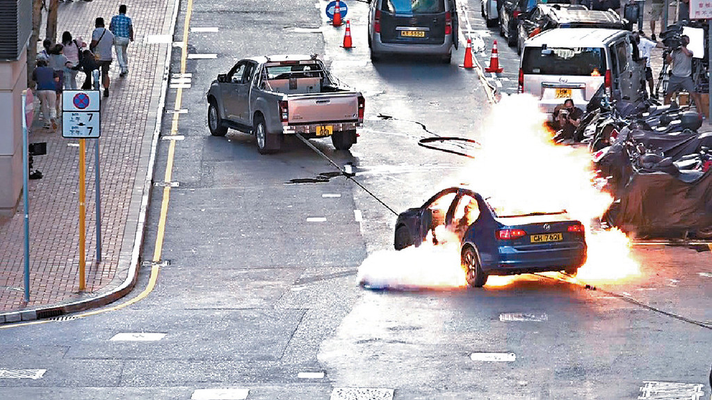 ■車子在鬧巿發生爆炸。