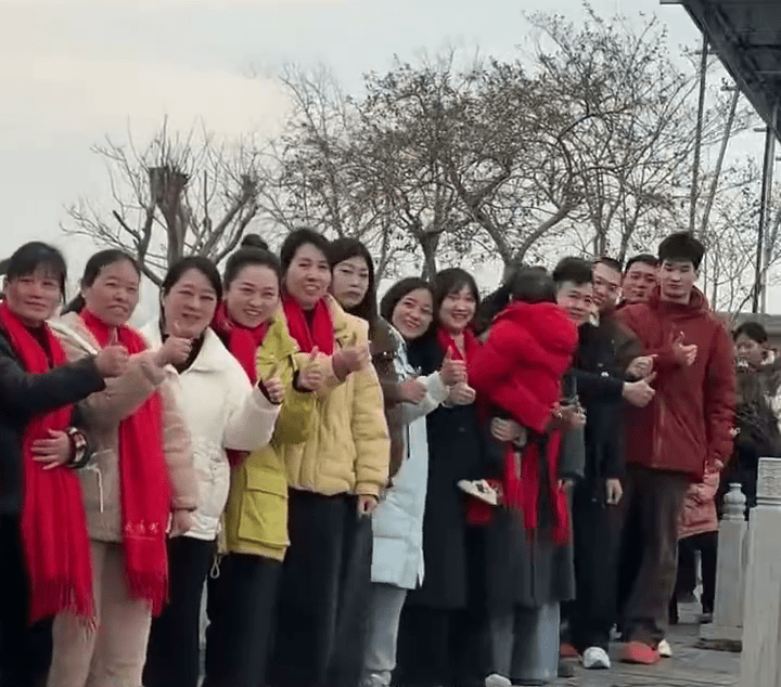 河南104歲人瑞過春節，近百子孫排隊拜年。