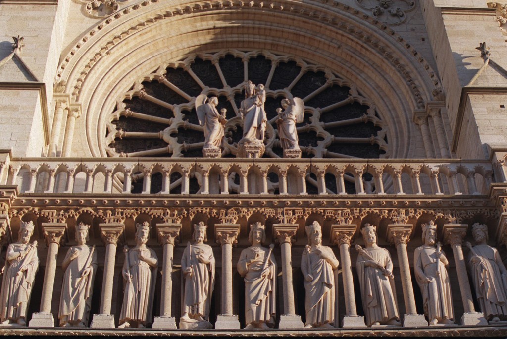 巴黎圣母院有很多精美雕塑。
