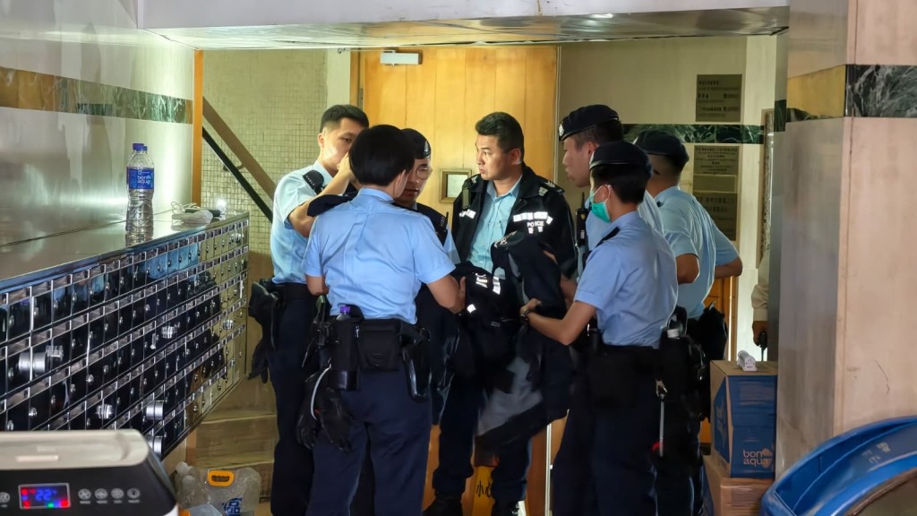 關愛隊及警員上樓協助居民。黃文威攝 關愛隊及警員上樓協助居民。黃文威攝