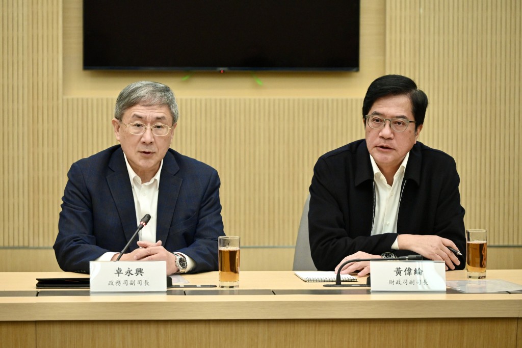 (右)黃偉綸感謝自由黨在火災發生後,義務支援居民。黃偉綸FB (右)黃偉綸感謝自由黨在火災發生後,義務支援居民。黃偉綸FB