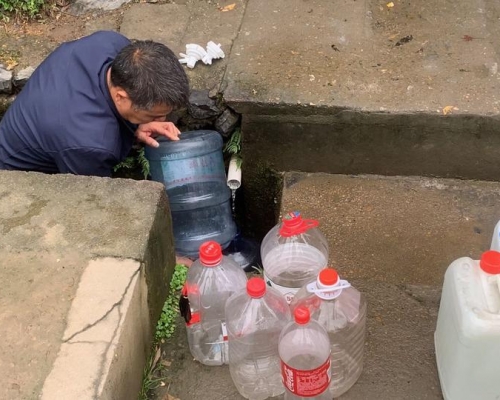 浙江杭州市桐廬縣迎春南路的山泉水,吸引不少人特地到當地排隊取水。網圖