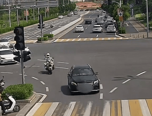 东莞警鸣笛开路 ，护送慈母赶高铁，见儿子最后一面。