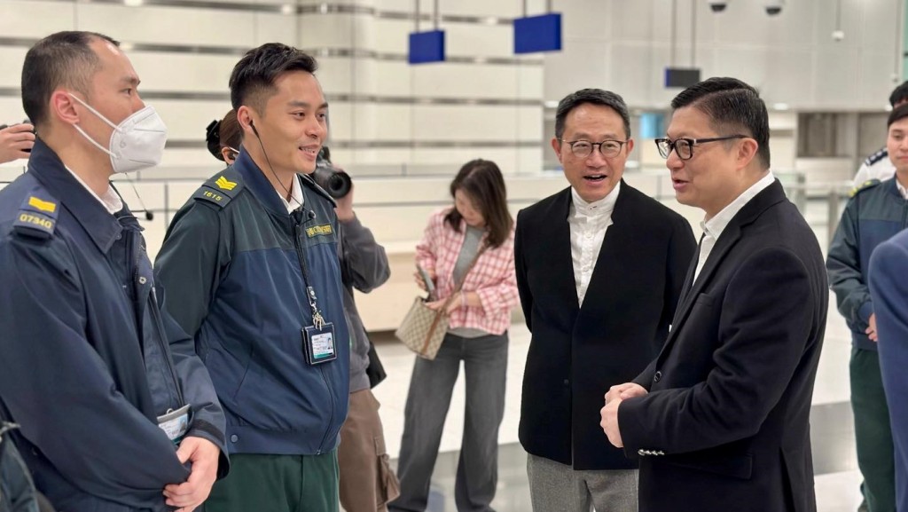 海關關長陳子達（圖右二）陪同保安局局長鄧炳強（圖右一），到落馬洲支線管制站探望前線人員。