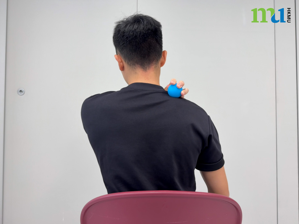 按摩球按摩:將按摩球放置於肩部疼痛位置,以中等力度按壓30秒,重覆兩至三次。 按摩球按摩:將按摩球放置於肩部疼痛位置,以中等力度按壓30秒,重覆兩至三次。