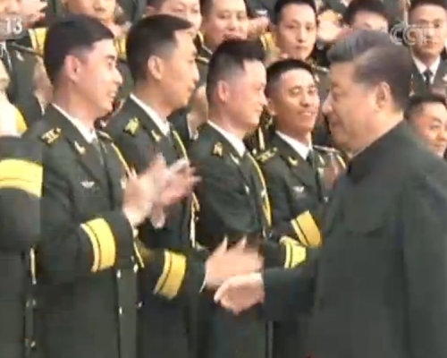 習近平視察解放軍駐澳部隊。央視圖