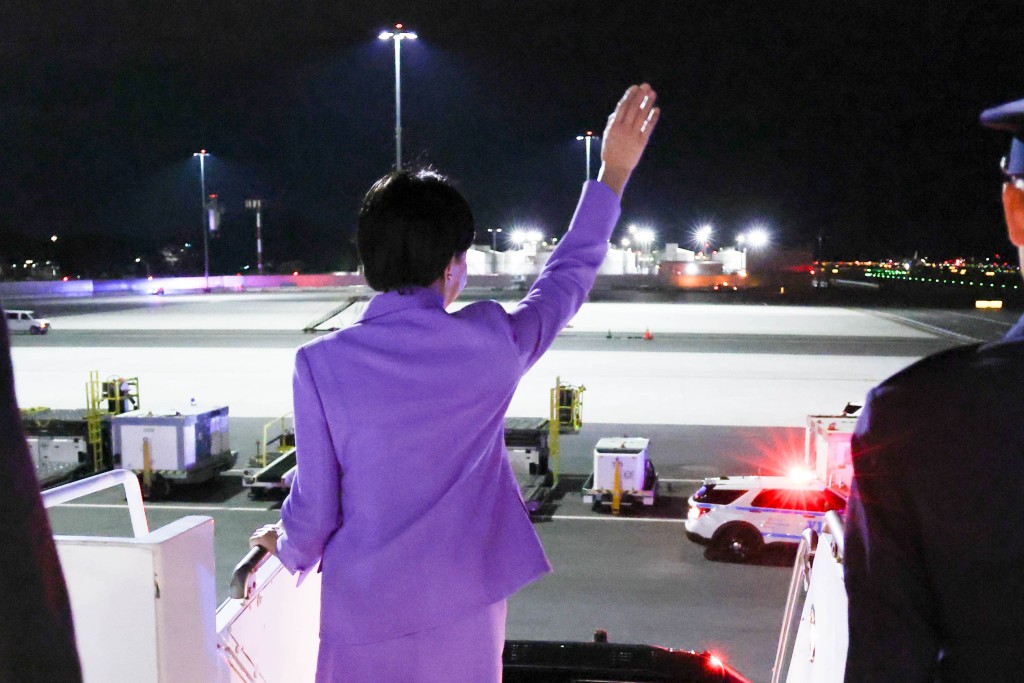 高市步出機艙後舉手揮致意並躬身招呼,惟停機坪現場極為冷清。X@PressSec_JP 高市步出機艙後舉手揮致意並躬身招呼,惟停機坪現場極為冷清。X@PressSec_JP
