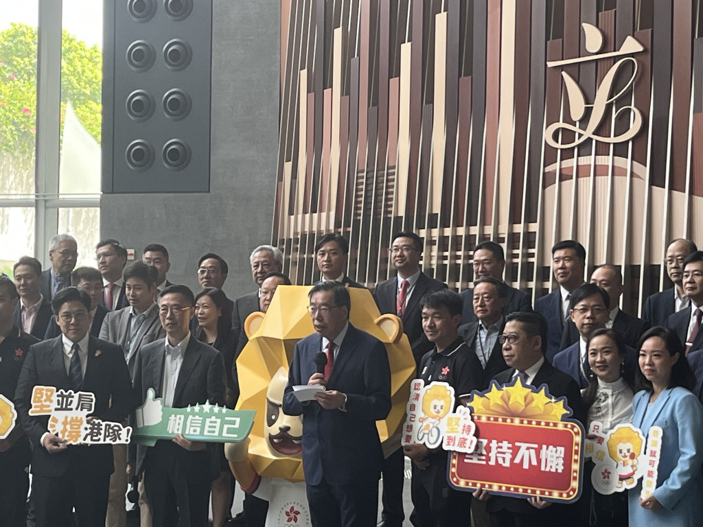 立法會議員早前總動員支持香港隊，文體旅局局長楊潤雄亦有出席。資料圖片