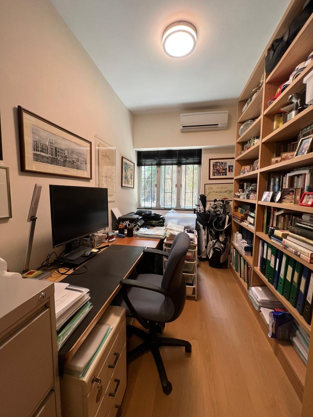 其中一房布置成書房應用,書枱及書櫃分別靠牆而置。 其中一房布置成書房應用,書枱及書櫃分別靠牆而置。