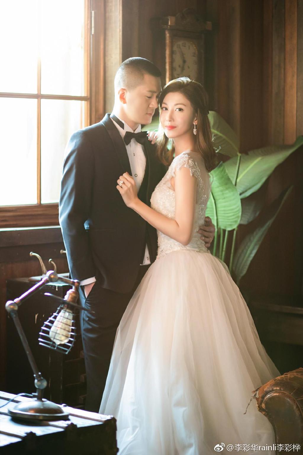 李彩华宣布回复单身一年多，2021年底与商人丈夫黄彦书结束一年七个月的婚姻。  ​