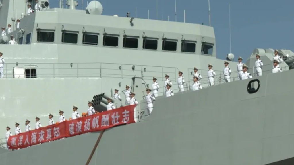 沂蒙山艦官兵和學員列隊。微博@解放軍海軍