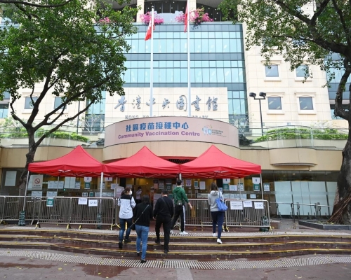該名女子在香港中央圖書館社區疫苗接種中心打針。