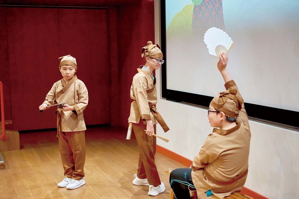 分享會上,基督教聖約教會堅樂小學的學生帶來自家改編的《鷸蚌相爭》說書表演。 分享會上,基督教聖約教會堅樂小學的學生帶來自家改編的《鷸蚌相爭》說書表演。