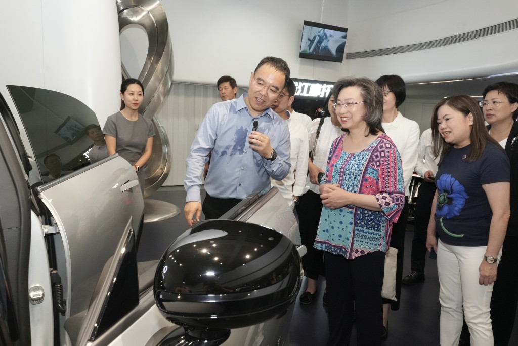 楊何蓓茵(右二)和運輸署署長羅淑佩(右一)聽取電動車和新能源車的介紹。政府新聞處圖片