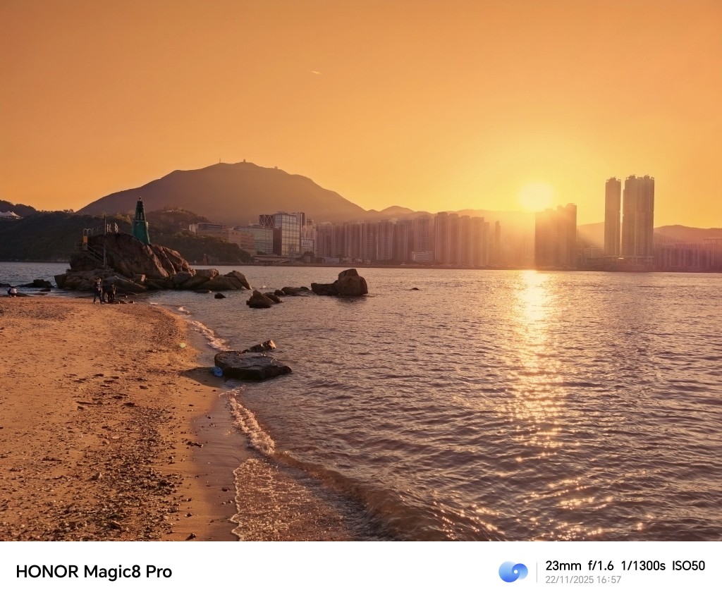 暖調夕陽也為沙灘追加了金光四溢的電影感。