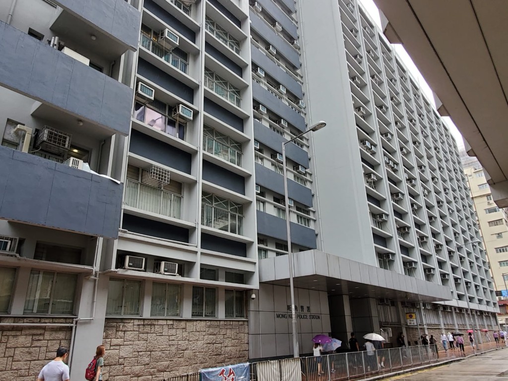 旺角警署昨已經把正門、面向太子道西的32扇窗貼上白色膠膜。