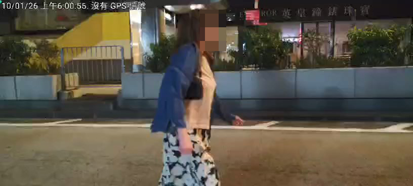 女子衝上前拗斷Tesla的水撥。網上片段截圖