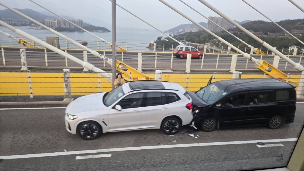 兩私家車相撞。fb車cam L(香港群組) 兩私家車相撞。fb車cam L(香港群組)