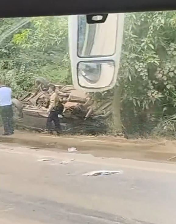 客货车与重型货车相撞后，翻侧在路边。影片截图