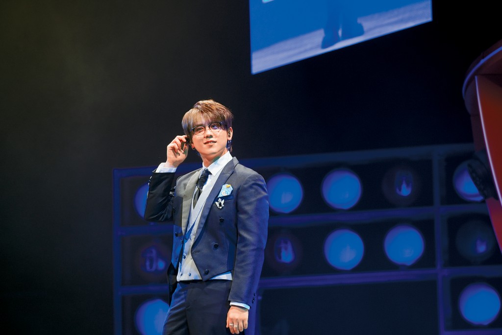 姜濤穿上三件頭西裝出席活動。