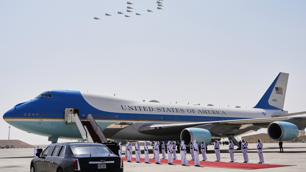 特朗普乘坐空軍一號抵達卡塔爾多哈展開訪問。 美聯社