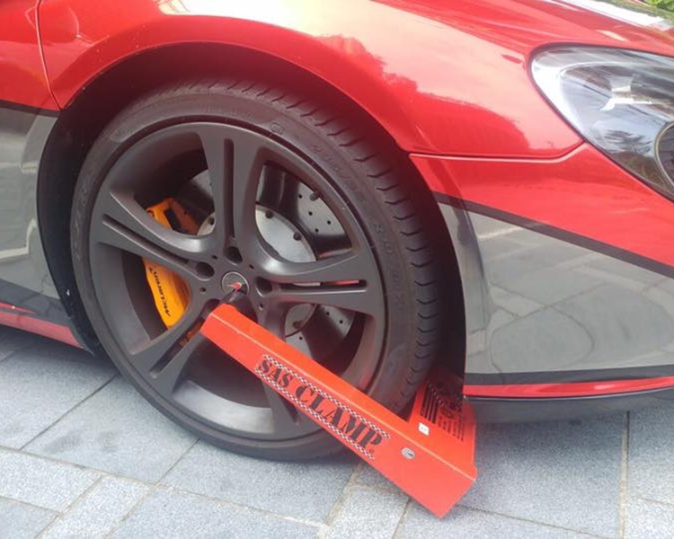 車主質疑保安鎖車弄花了車輪。