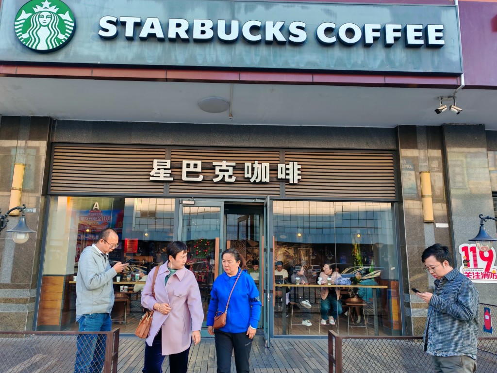 星巴克在中國受到本地品牌的挑戰。 星巴克在中國受到本地品牌的挑戰。
