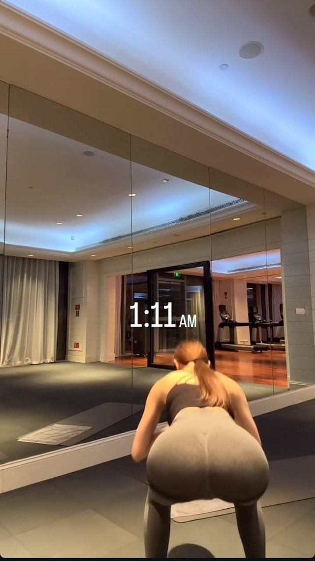 Cammi又拍攝自己在做深蹲及舉啞鈴的一幕,大晒其傲人的蜜桃美臀,不過可能是因為褲子太貼身的緣故,似乎可以若隱若現地見到Cammi內褲的形狀,非常火辣!