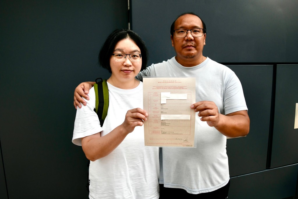 曾先生及妻子早前為兒子Danny取得出世紙。資料圖片