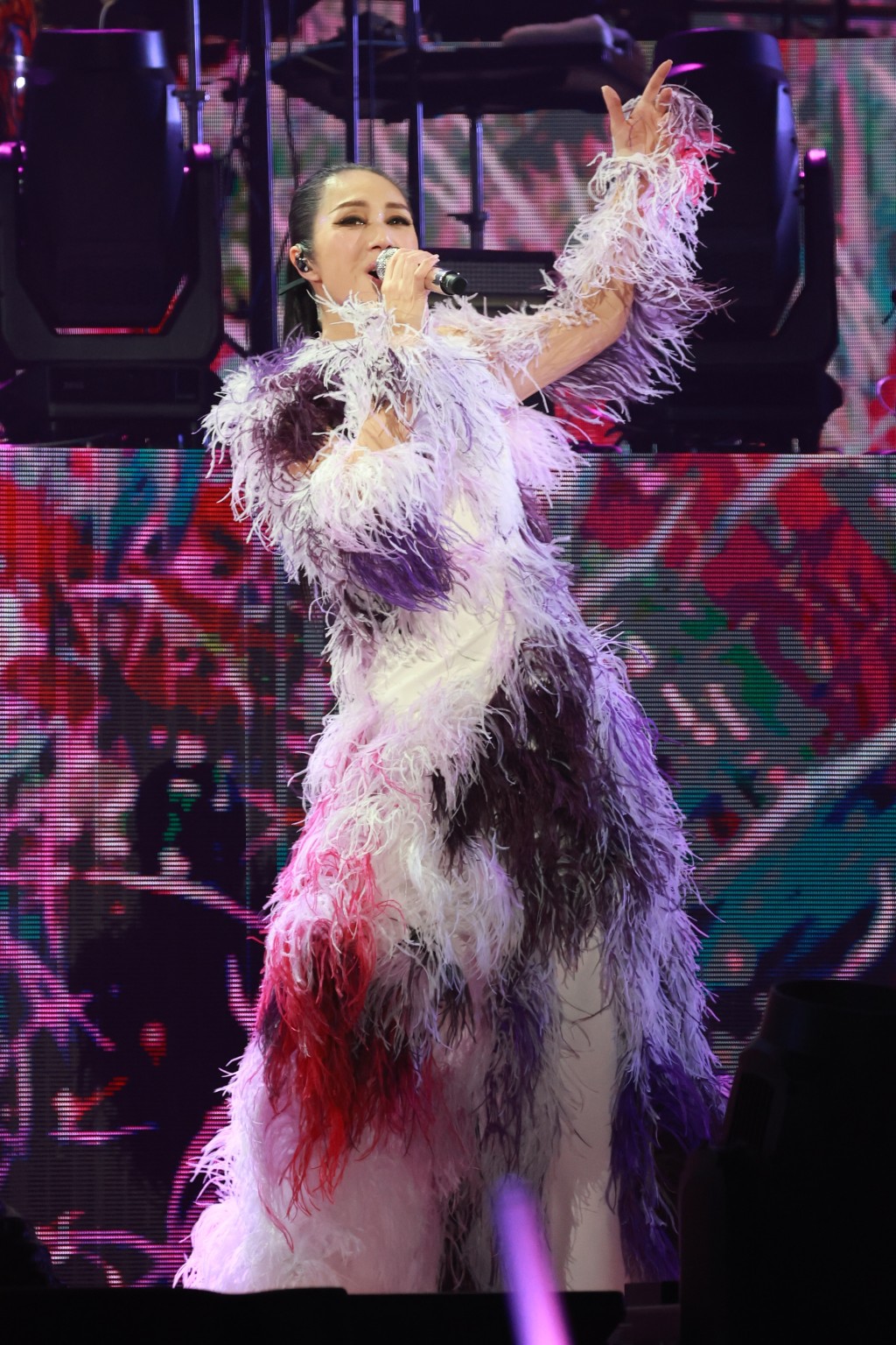 不過在進行第三場演出時卻發生小插曲。 不過在進行第三場演出時卻發生小插曲。