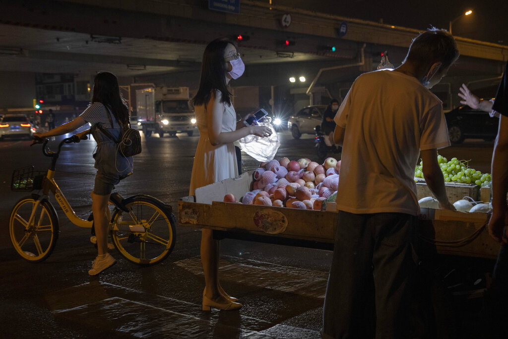 各省市陸續出台鼓勵辦夜市、擺地攤的措施。AP