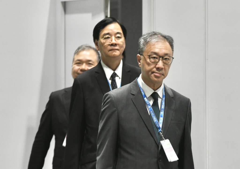 陸啟康(前)表示已巡視投票站,各項安排大致暢順,對此表示滿意。 陸啟康(前)表示已巡視投票站,各項安排大致暢順,對此表示滿意。