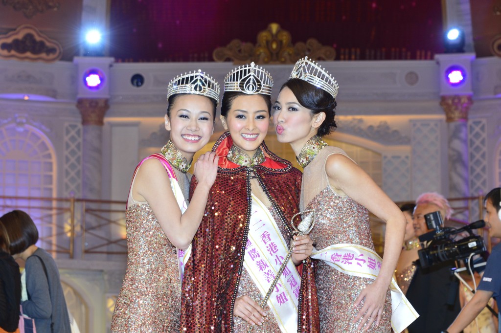 2012年的香港小姐冠军张名雅、亚军黄心颖（左）、季军朱千雪（右）。