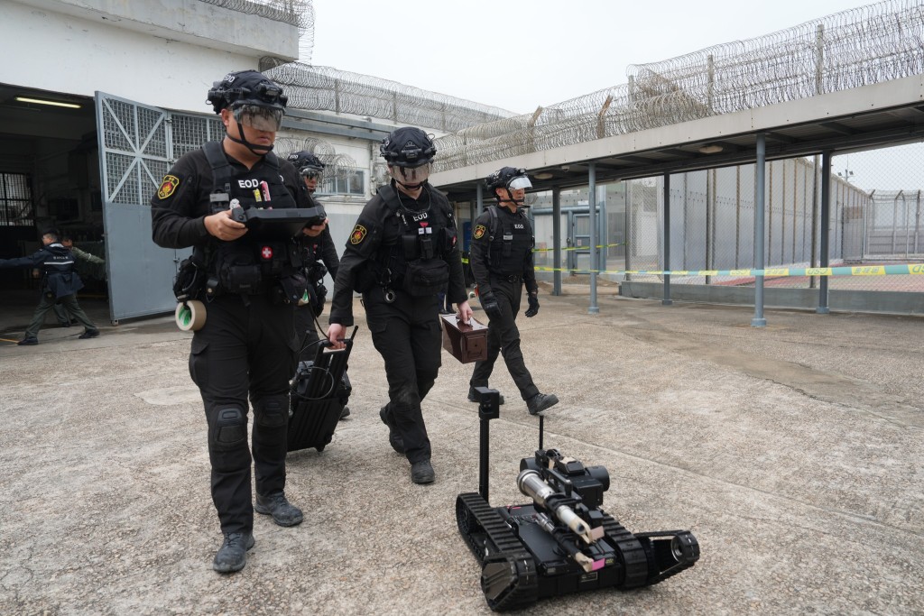 警方爆炸品處理課人員參與演習,模擬處理爆炸品。 警方爆炸品處理課人員參與演習,模擬處理爆炸品。