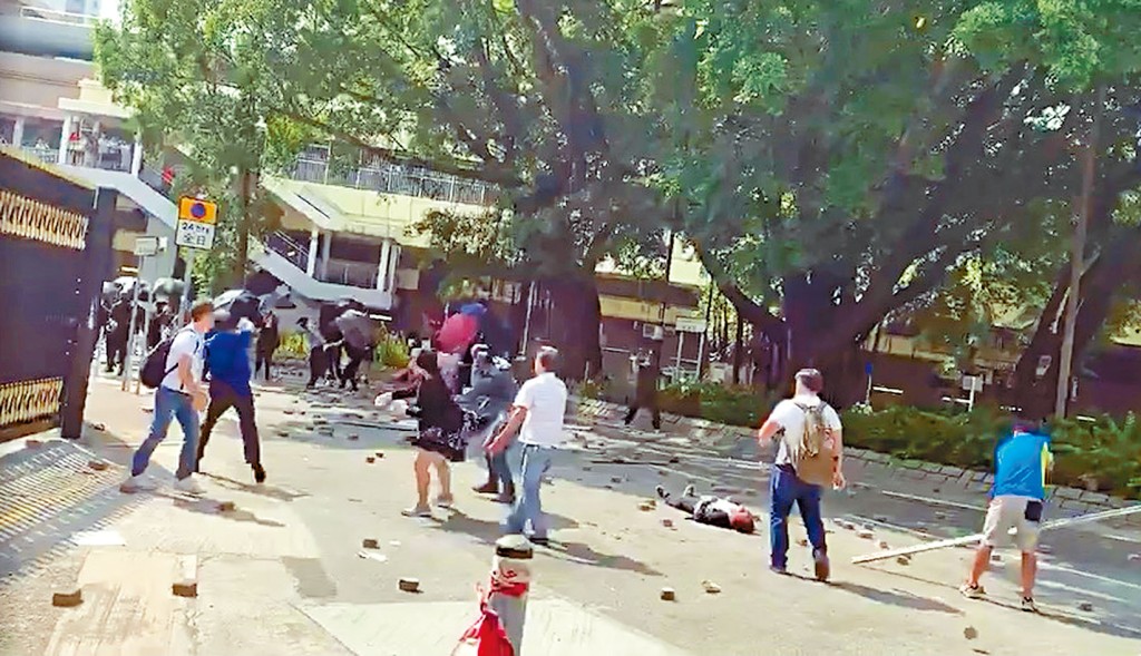 事發當日，死者被磚塊擊中頭部，躺臥地上。