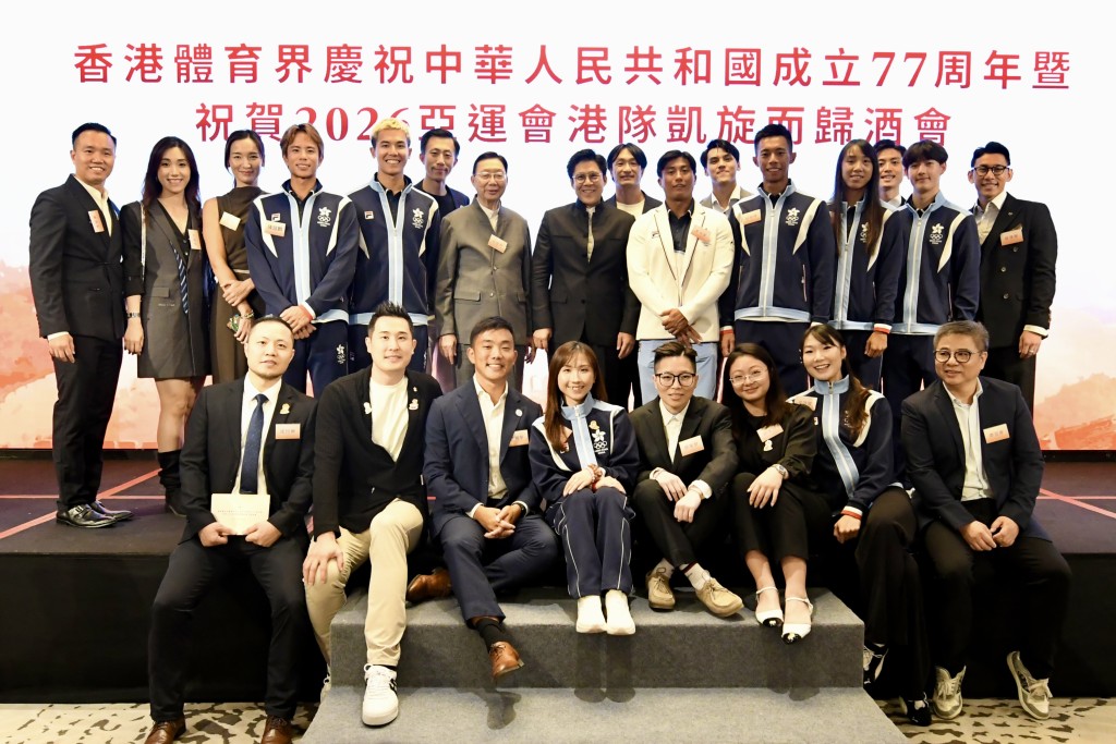 各運動員代表與籌委會副主席兼秘耆長霍啟剛在台上合照。楊駿堯攝