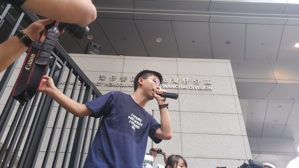 黃之鋒高叫口號。